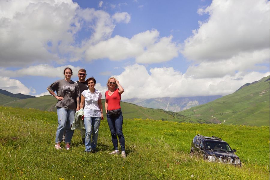 Джип-тур летом и осенью: лавочки и качели Северной Осетии